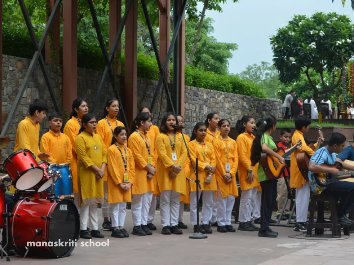 Students performing music in Tarang at Manaskriti School Faridabad